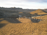 Kamenitý ráz Gobi s dobytkem