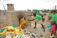 Spalování odpadu v Keni